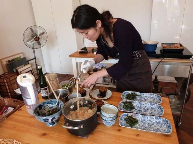 A Japanese cooking teacher preparing sushi